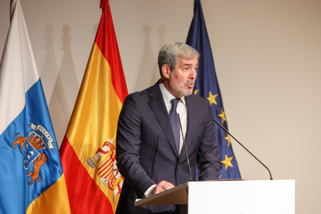 El nuevo presidente del Gobierno de Canarias, Fernando Clavijo, interviene durante la toma de posesi&oacute;n de su nuevo cargo