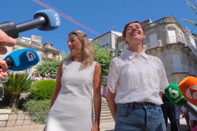 La vicepresidenta segunda del Gobierno, Yolanda D&iacute;az, ofrece declaraciones a los medios de comunicaci&oacute;n junto  a la portavoz de Sumar en el Congreso, Marta Lois, en la Fiesta del Pulpo de Carballi&ntilde;o, a 13 de agosto de 2023, en O Carballi&ntilde;o, Ourense