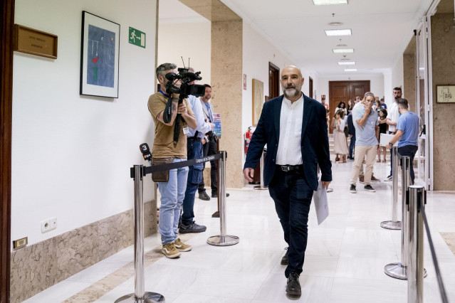 El diputado electo de la formaci&oacute;n gallega, N&eacute;stor Rego, comparece ante los medios en la sala de prensa del Congreso, a 10 de agosto de 2023, en  Madrid.