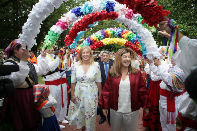 La presidenta de Cantabria, Mar&iacute;a Jos&eacute; S&aacute;enz de Buruaga, junto a la presidenta del Parlamento, Mar&iacute;a Jos&eacute; Gonz&aacute;lez Revuelta, en el D&iacute;a de Cantabria