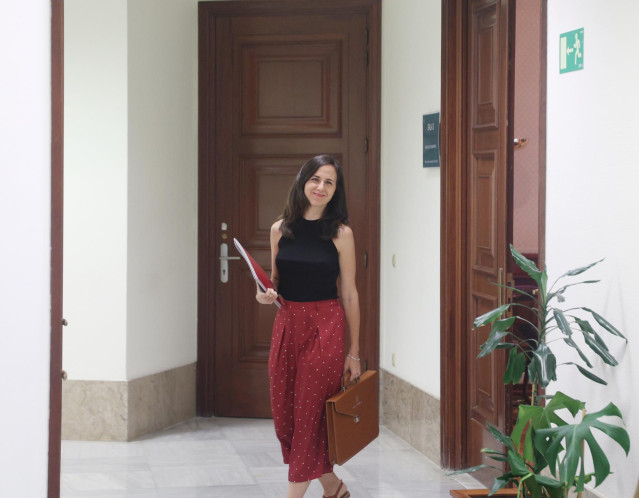 La secretaria general de Podemos y ministra de Derechos Sociales en funciones, Ione Belarra, a su salida tras presentar sus credenciales en el Congreso, a 11 de agosto de 2023, en Madrid (Espa&ntilde;a).