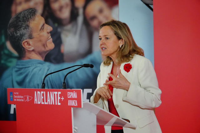 La vicepresidenta del Gobierno y ministra de Asuntos Econ&oacute;micos y Transformaci&oacute;n Digital, Nadia Calvi&ntilde;o, interviene en un mitin del PSOE en el Llagar Herminio de Colloto, a 21 de julio de 2023, en Oviedo, Asturias (Espa&ntilde;a).