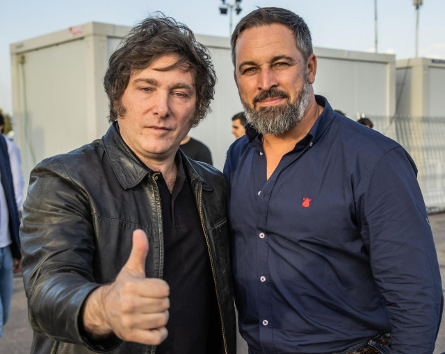 El ganador de las PASO en Argentina, el ultraderechista y ultraliberal Javier Milei, con el l&iacute;der de Vox, Santiago Abascal.