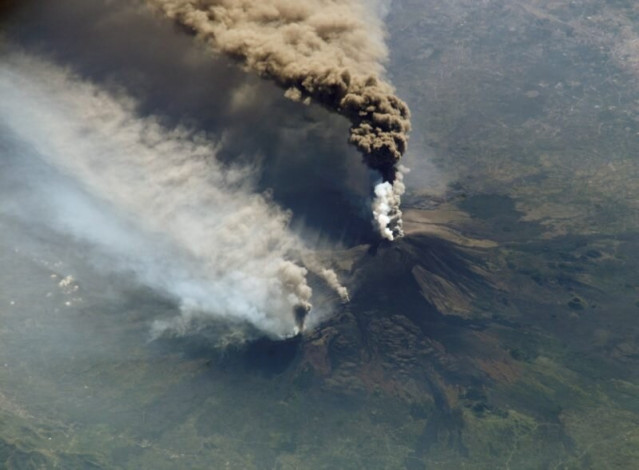 Archivo - Erupci&oacute;n del Monte Etna.