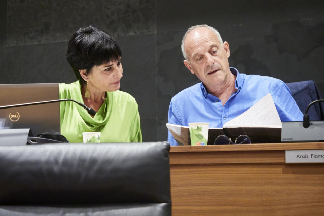 La portavoz de EH Bildu en el Parlamento de Navarra, Laura Aznal, y el parlamentario de EH Bildu Adolfo Araiz, en el debate de investidura de la socialista Mar&iacute;a Chivite como presidenta de Navarra.