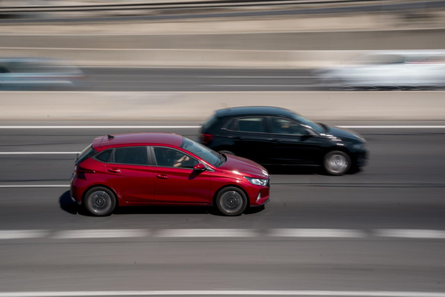 Dos coches circulan en la autov&iacute;a A-4, a 11 de agosto de 2023, en Madrid (Espa&ntilde;a).
