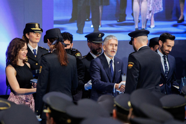 Archivo - (I-D) La presidenta de la Comunidad de Madrid, Isabel D&iacute;az Ayuso; el ministro de Interior, Fernando Grande-Marlaska y el secretario de Estado de Seguridad, Rafael P&eacute;rez, entregan las medallas al m&eacute;rito policial en 2022, en Madrid (Espa&ntilde;a).