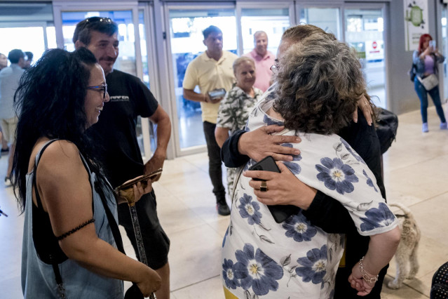 Familiares reciben a una de los turistas atrapados en Etiop&iacute;a al aeropuerto Adolfo Su&aacute;rez Madrid-Barajas, a 14 de agosto de 2023, en Madrid (Espa&ntilde;a).  Los 19 espa&ntilde;oles que se encontraban atrapados desde el 2 de agosto en el norte de Etiop&iacute;a por un conflic