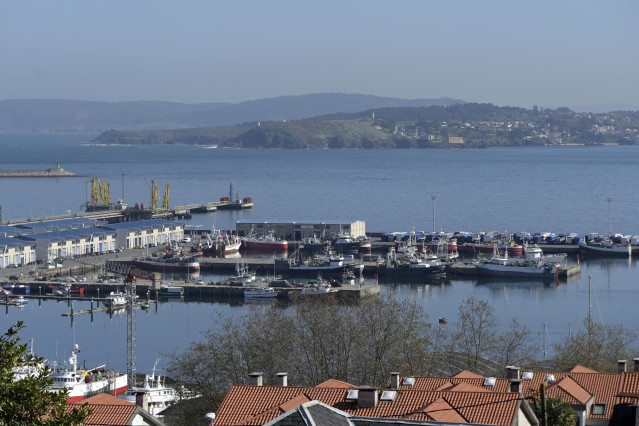 Archivo - Barcos pesqueros amarrados en el puerto de A Coru&ntilde;a