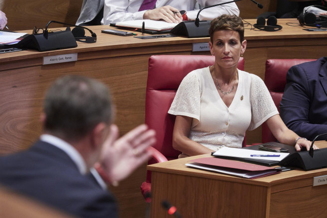 Mar&iacute;a Chivite observa la intervenci&oacute;n del portavoz de UPN, Javier Esparza, durante el debate de investidura.