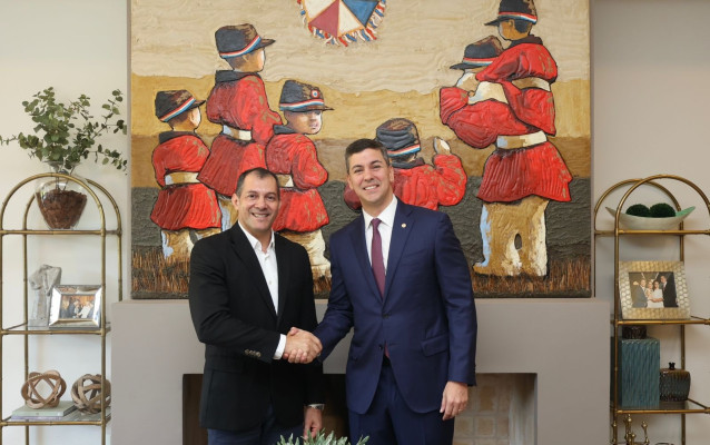 El presidente electo de Paraguay, Santiago Pe&ntilde;a (derecha), junto al nuevo ministro de Agricultura del pa&iacute;s, Carlos Gim&eacute;nez