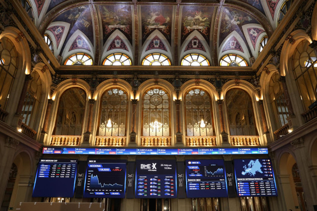 Archivo - Paneles del Ibex 35 en el Palacio de la Bolsa de Madrid