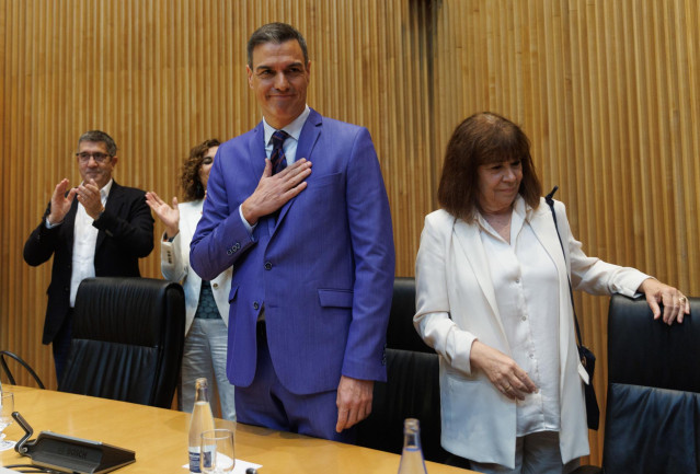 Archivo - El presidente del Gobierno y secretario general del PSOE, Pedro S&aacute;nchez y la presidenta del PSOE, Cristina Narbona (1d), a su llegada a una reuni&oacute;n con los diputados y senadores socialistas, en el Congreso, a 30 de mayo de 2023, en Madrid (Espa&ntilde;