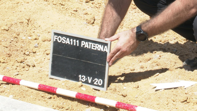 Archivo - Apertura de la fosa 111 del cementerio de Paterna para comenzar los trabajos de exhumaci&oacute;n en imagen de archivo