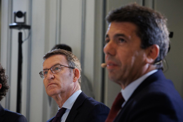 Archivo - El l&iacute;der del PP, Alberto N&uacute;&ntilde;ez Feij&oacute;o (i) y el presidente del PP de la Comunidad Valenciana en una imagen de archivo