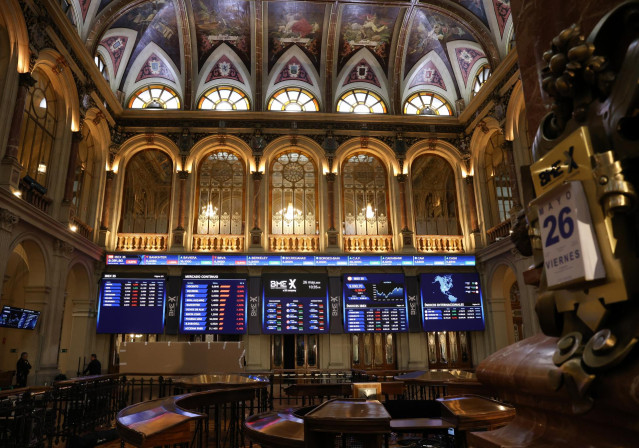 Archivo - Paneles del Ibex 35 en el Palacio de la Bolsa, en el Palacio de la Bolsa, a 26 de mayo de 2023, en Madrid (Espa&ntilde;a). El Ibex 35 ha iniciado la sesi&oacute;n de hoy con una subida del 0,28%, lo que ha llevado al selectivo a situarse en los 9.141,9 puntos
