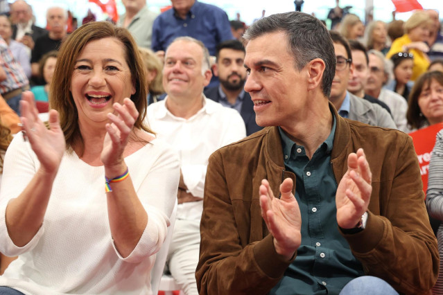 Archivo - El secretario general del PSOE y presidente del Gobierno, Pedro S&aacute;nchez, y la presidenta del Govern, Francina Armengol, en un acto de campa&ntilde;a del PSOE, a 17 de mayo de 2023, en Palma de Mallorca, Mallorca, Islas Baleares (Espa&ntilde;a). El acto se des