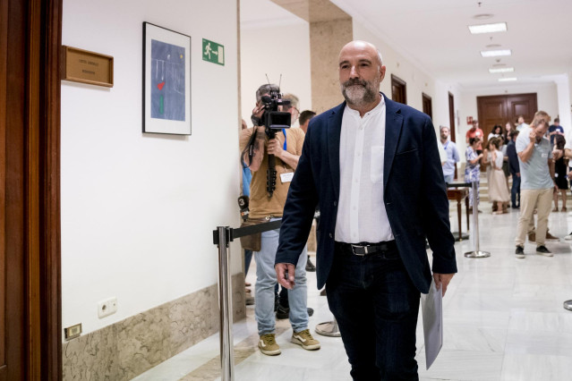 El diputado electo del BNG, N&eacute;stor Rego, en los pasillos del Congreso, a 10 de agosto de 2023, en Madrid (Espa&ntilde;a).