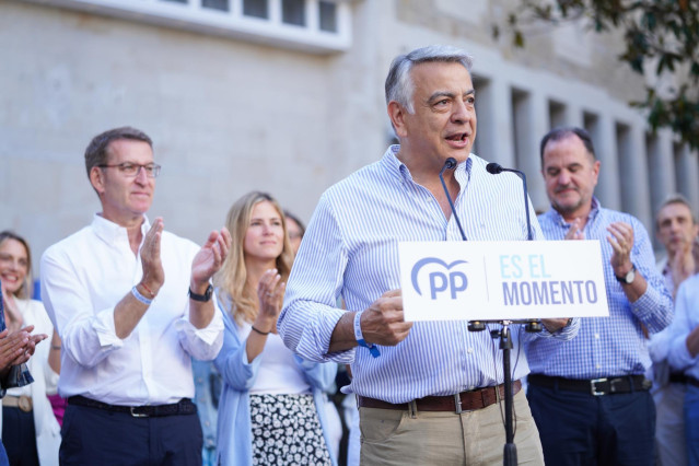 Archivo - El n&uacute;mero uno en las listas del PP al Congreso por &Aacute;lava, Javier De Andr&eacute;s, participa durante un acto de campa&ntilde;a electoral del PP de cara al 23J, a 15 de julio de 2023, en Vitoria-Gasteiz