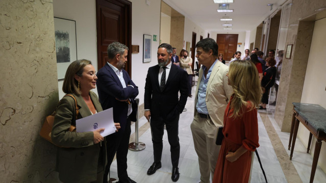La secretaria general del PP, Cuca Gamarra (1i), el l&iacute;der de Vox, Santiago Abascal (c) y la diputada del PP, Cayetana &Aacute;lvarez de Toledo (1d) en el Congreso, a 16 de agosto de 2023, en Madrid (Espa&ntilde;a).