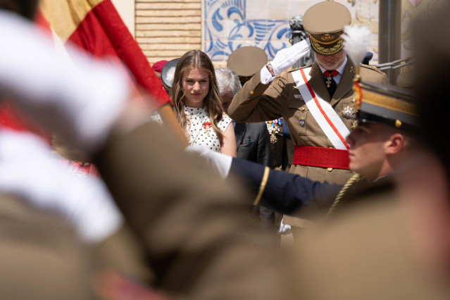 Archivo - La Princesa Leonor y el Rey Felipe VI durante el acto de entrega de Reales Despachos y nombramientos de los nuevos oficiales del Ej&eacute;rcito de Tierra y de la Guardia Civil, en la Academia General Militar de Zaragoza