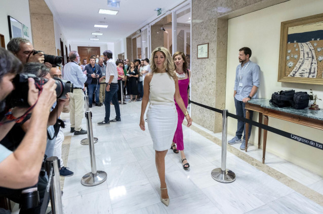 La vicepresidenta segunda y Ministra de Trabajo y Econom&iacute;a Social en funciones, Yolanda D&iacute;az (c) y la portavoz de Sumar en el Congreso, Marta Lois (2d), presentan sus credenciales en el Congreso, a 16 de agosto de 2023, en Madrid (Espa&ntilde;a).