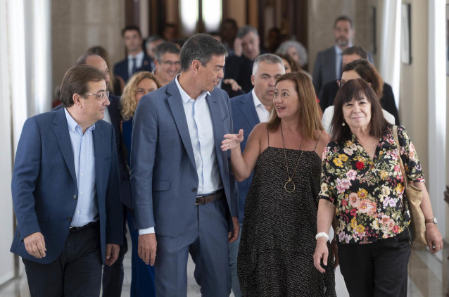 El presidente del Gobierno en funciones y secretario general del PSOE, Pedro S&aacute;nchez (2i), el expresidente de la Junta de Extremadura Guillermo Fern&aacute;ndez Vara (1i), la expresidenta de Baleares y la presidenta del PSOE, Cristina Narbona (1d) .