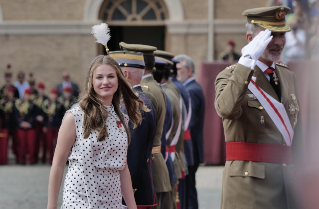 Archivo - La Princesa Leonor y el Rey Felipe VI durante el acto de entrega de Reales Despachos y nombramientos de los nuevos oficiales del Ej&eacute;rcito de Tierra y de la Guardia Civil, en la Academia General Militar de Zaragoza