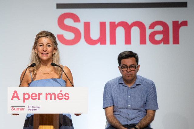 Archivo - La vicepresidenta segunda del Gobierno y l&iacute;der de Sumar, Yolanda D&iacute;az, junto al n&uacute;mero 2 por Barcelona, Gerardo Pisarello, en un acto de Sumar-En Com&uacute; Podem en Cornell&agrave; de Llobregat