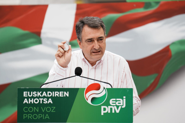 Archivo - El cabeza de lista del PNV al Congreso por Bizkaia, Aitor Esteban interviene durante un acto electoral del PNV, en el parque Lamera, a 16 de julio de 2023, en Bermeo, Bizkaia