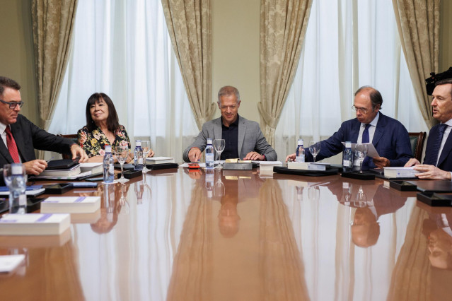 El presidente del Senado, Ander Gil (c), junto a la senadora y presidenta del PSOE, Cristina Narbona Cristina (i), el vicepresidente segundo del Senado, P&iacute;o Garc&iacute;a-Escudero (2d), y el senador del PP por Almer&iacute;a, Rafael Antonio Hernando (1d), durante  la &uacute;
