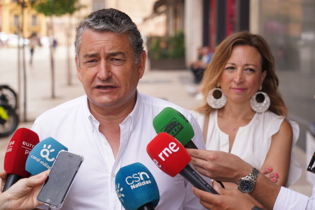 El consejero de la Presidencia, Antonio Sanz, este mi&eacute;rcoles en M&aacute;laga en declaraciones a los medios de comunicaci&oacute;n.