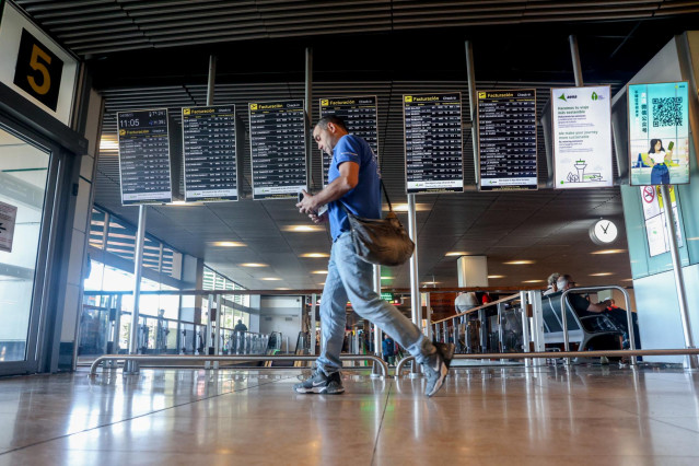 Un hombre en el aeropuerto Adolfo Su&aacute;rez-Madrid Barajas, a 4 de agosto de 2023, en Madrid (Espa&ntilde;a).