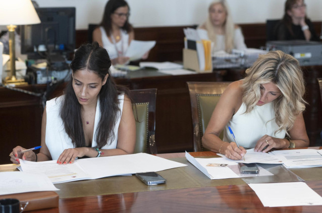 La vicepresidenta segunda y Ministra de Trabajo y Econom&iacute;a Social en funciones, Yolanda D&iacute;az (d) y la diputada de Sumar, Tesh Sidi, presentan sus credenciales en el Congreso, a 16 de agosto de 2023, en Madrid (Espa&ntilde;a).