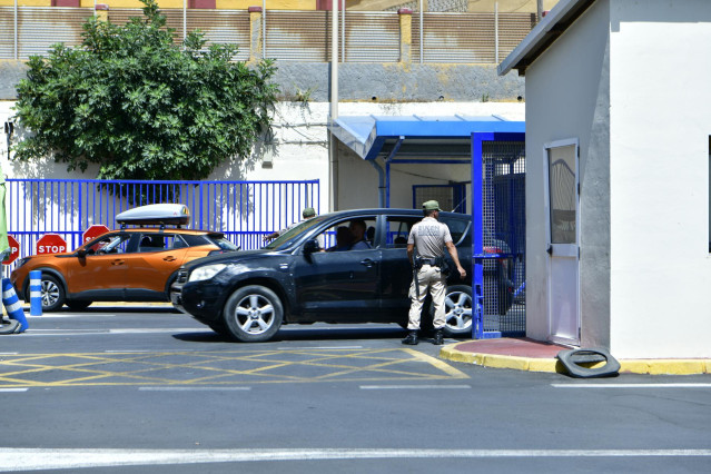 Un  agente de Eulen vigila la cola de veh&iacute;culos en el puesto fronterizo del Tarajal, en Ceuta (Espa&ntilde;a)
