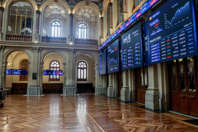 Paneles muestran los &iacute;ndices burs&aacute;tiles en el interior del Palacio de la Bolsa, a 8 de agosto de 2023, en Madrid (Espa&ntilde;a).