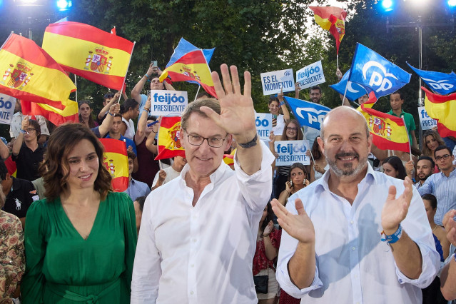 (I-D) La presidenta de la Comunidad de Madrid, Isabel D&iacute;az Ayuso, el l&iacute;der del Partido Popular y candidato a la Presidencia del Gobierno, Alberto N&uacute;&ntilde;ez Feij&oacute;o, y el vicesecretario de coordinaci&oacute;n auton&oacute;mica del PP y cabeza de lista por Madrid al Senado el