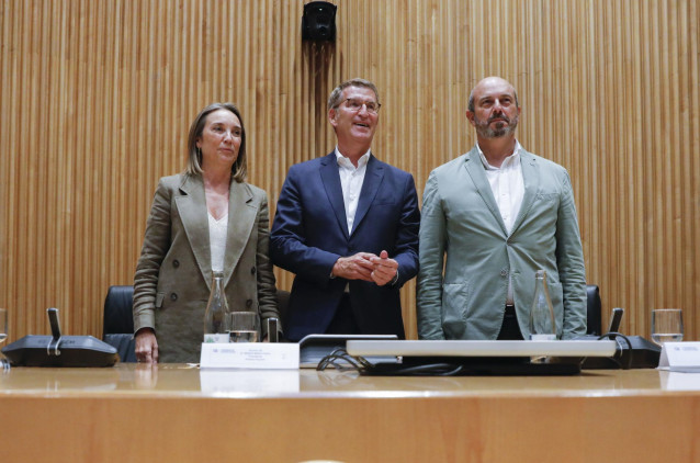 (I-D) La candidata del PP a la Presidencia del Congreso y secretaria general del Partido Popular, Cuca Gamarra, el presidente del Partido Popular, Alberto N&uacute;&ntilde;ez Feij&oacute;o, y el candidato del PP a la Presidencia del Senado y vicesecretario de coordinaci&oacute;n aut