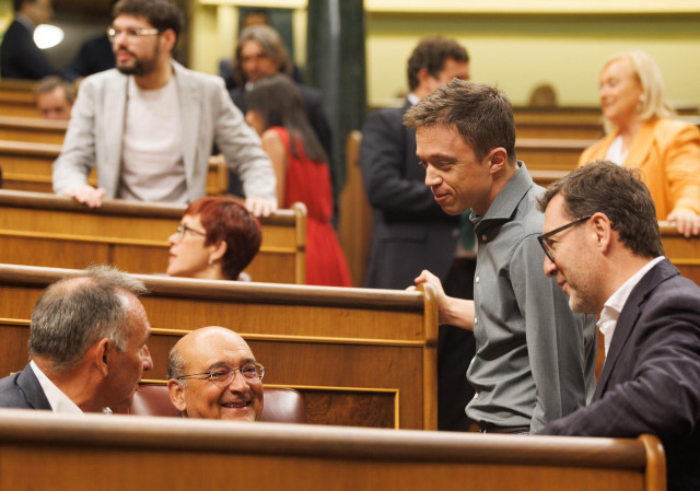 Diputados hablando en el hemiciclo