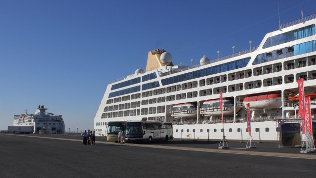 Archivo - Buques de pasajeros en el puerto de Huelva.