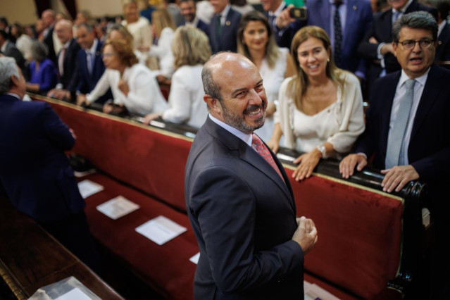 El candidato del PP a la Presidencia del Senado y vicesecretario de coordinaci&oacute;n auton&oacute;mica del PP, Pedro Roll&aacute;n, en el hemiciclo de la C&aacute;mara Alta antes de la Sesi&oacute;n Constitutiva, a 17 de agosto de 2023, en Madrid (Espa&ntilde;a). El Congreso de los Diputados y