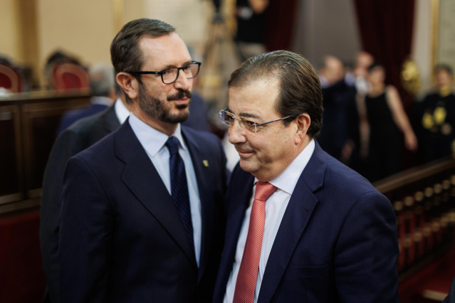El expresidente de la Junta de Extremadura, Guillermo Fern&aacute;ndez Vara (d), propuesto por el PSOE como vicepresidente del Senado, se cruza con el portavoz del PP en el Senado, Javier Maroto (i), en el hemiciclo de la C&aacute;mara Alta antes de la Sesi&oacute;n Constitut