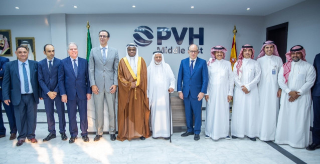 PVH firma con la china CEEC un contrato para suministrar 1,7 GW para el mayor proyecto solar en Oriente Medio