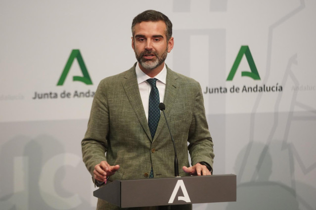Archivo - El consejero de Sostenibilidad y portavoz del Gobierno andaluz, Ram&oacute;n Fern&aacute;ndez Pacheco, en una imagen de la rueda de prensa de 23 de mayo.