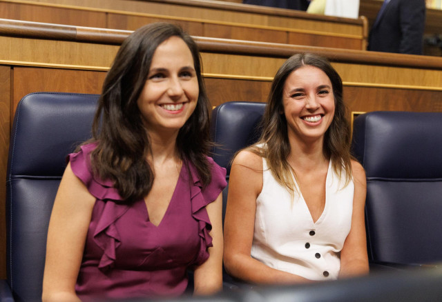 La secretaria general de Podemos y ministra de Derechos Sociales, Ione Belarra, junto a la ministra de Igualdad, Irene Montero durante la Sesi&oacute;n Constitutiva de la XV Legislatura en el Congreso, a 17 de agosto de 2023, en Madrid (Espa&ntilde;a).
