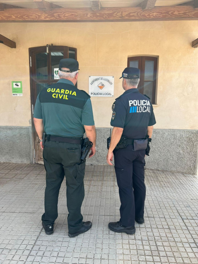 Archivo - Agentes de la Polic&iacute;a Local de Llucmajor y de la Guardia Civil