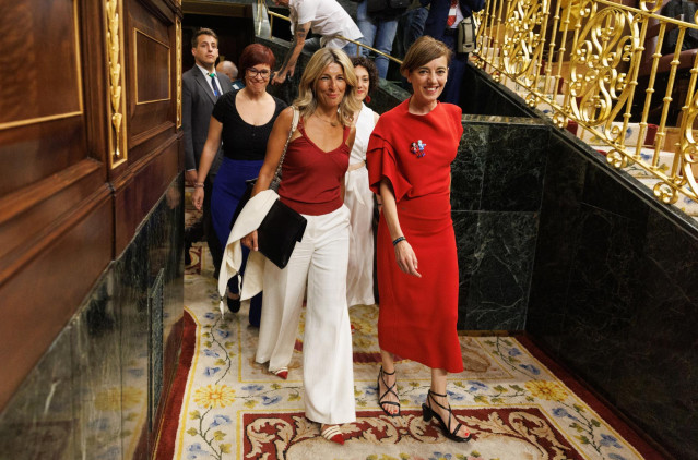 La vicepresidenta segunda en funciones, Yolanda D&iacute;az (i) y la portavoz de Sumar en el Congreso, Marta Lois, en la sesi&oacute;n Constitutiva de la XV Legislatura en el Congreso de los Diputados, a 17 de agosto de 2023, en Madrid (Espa&ntilde;a). L