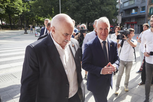 I&ntilde;igo Urkullu a su llegada al Parlamento foral, a 17 de agosto de 2023, en Pamplona, Navarra (Espa&ntilde;a).