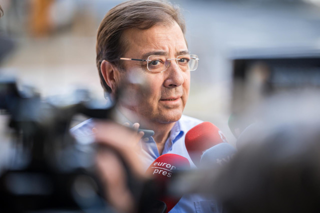 El expresidente de la Junta y secretario general del PSOE de Extremadura, Guillermo Fern&aacute;ndez Vara, atiende a los medios, tras conocer que es el candidato a la vicepresidencia del Senado, a su salida de la reuni&oacute;n de la Ejecutiva Federal del PSOE en la se