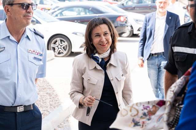 La ministra de Defensa en funciones, Margarita Robles, a su llegada a la despedida del jefe de la Unidad Militar de Emergencias, Luis Mart&iacute;nez Meijide, en la Base A&eacute;rea de Torrej&oacute;n de Ardoz.